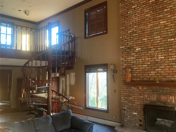 4 August Ln, Old Westbury, NY 11568
