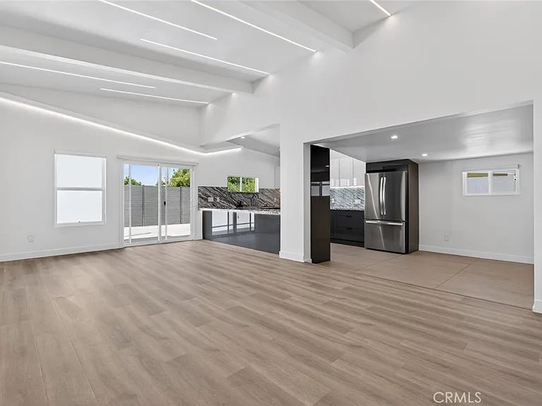10806 Paso Robles Ave — Photo 4