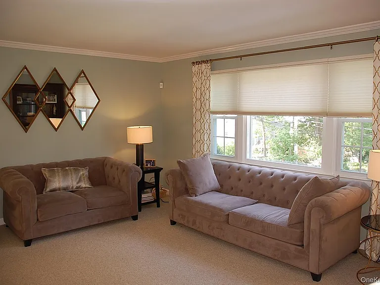 18 Coralyn Ave — Photo 2