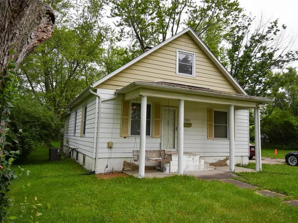 1105 E Main St, Staunton, IL 62088
