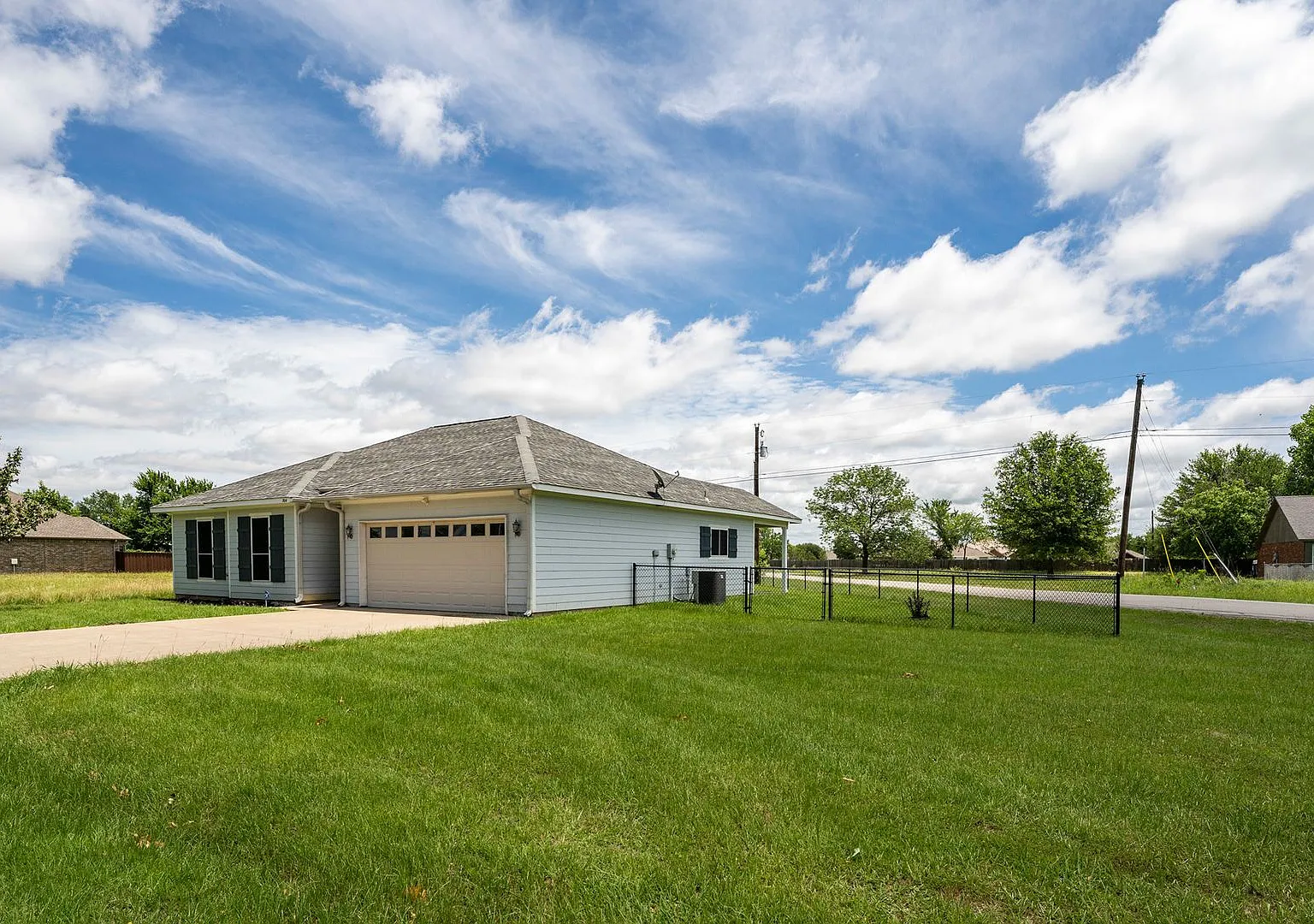 You will love this charming 3 bedroom, 2 bath, move-in ready home! — Photo 2