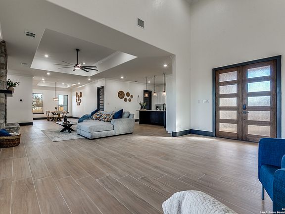 5th image of 202 Venado Oaks