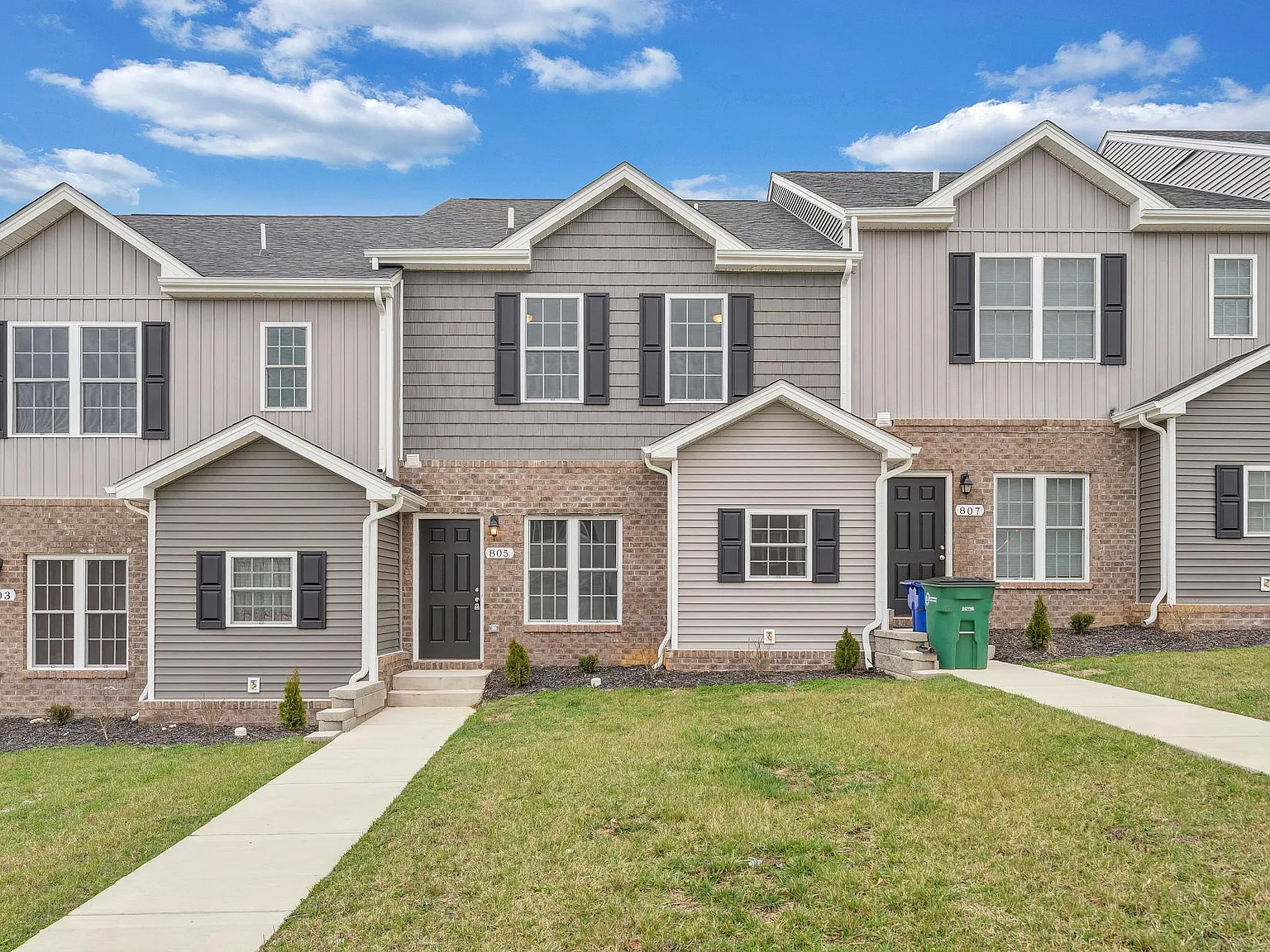 3 bed, 2.5 bath, 1595 sqft, $1,799 — Photo 1