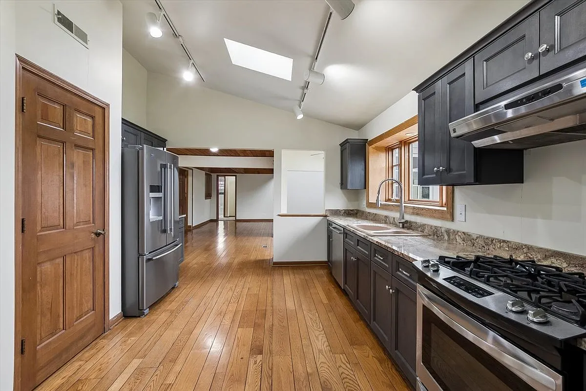 4 bed, 3.5 bath, 2800 sqft, $3,995 — Photo 3
