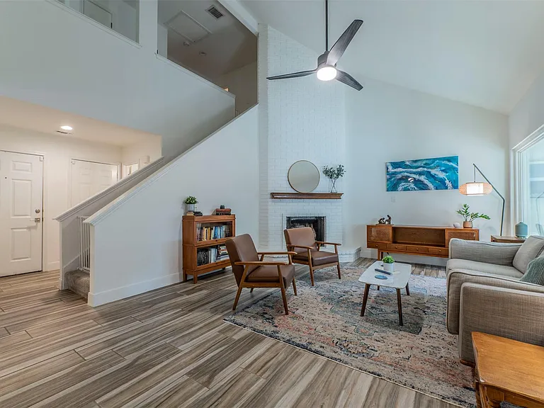 2126 River Hollow Dr — Photo 2
