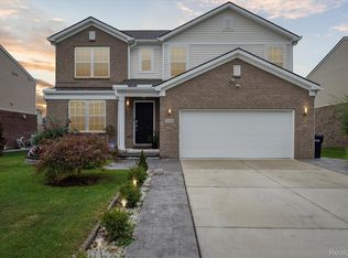 5240 Woods Dr, Sterling Heights, MI 48310