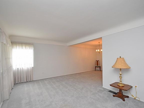 4th image of 1006 Covedale Ave