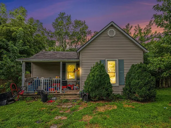 410 S 3rd St, Gower, MO 64454