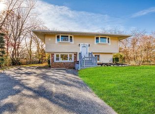 302 Old Town Rd, East Setauket, NY 11733