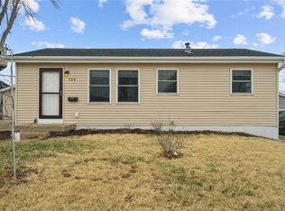 135 Eastview Dr NW, Cedar Rapids, IA 52405