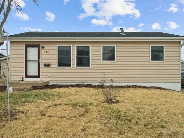 135 Eastview Dr NW, Cedar Rapids, IA 52405