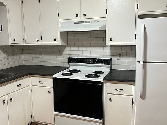 3rd image of 220 Choyce St #220