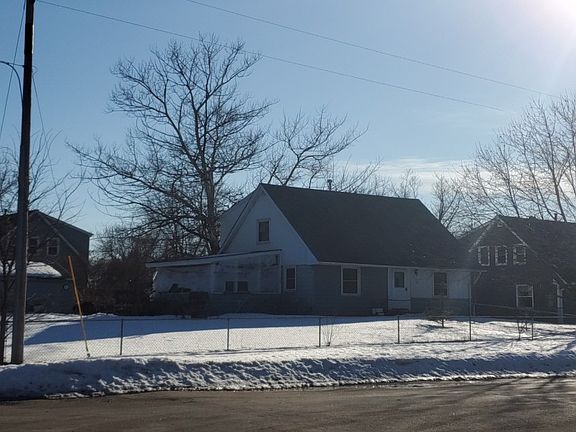 3rd image of 858 109th Ln NW
