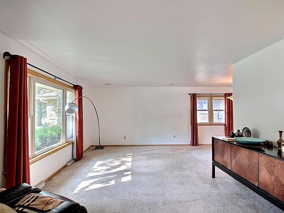 5th image of 10322 W Burleigh St