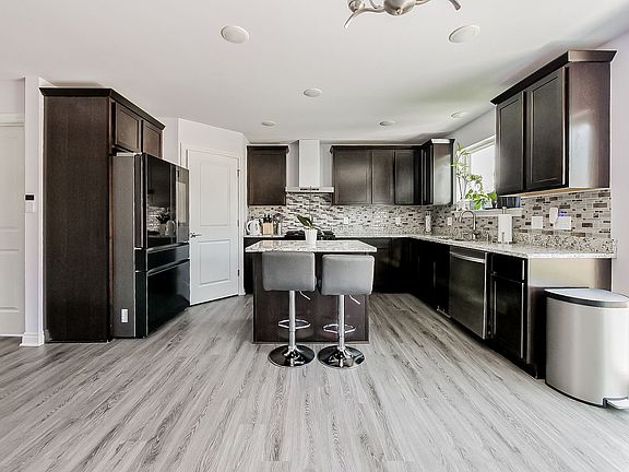5th image of 904 Preserve Ln