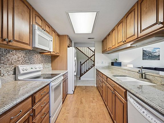 4th image of 4475 Laguna Pl #201