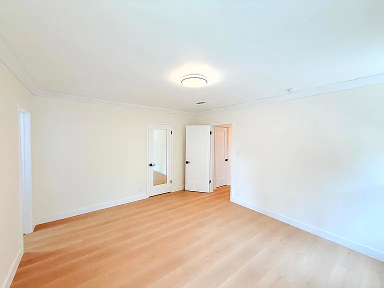 6130 Whitsett Avenue — Photo 24