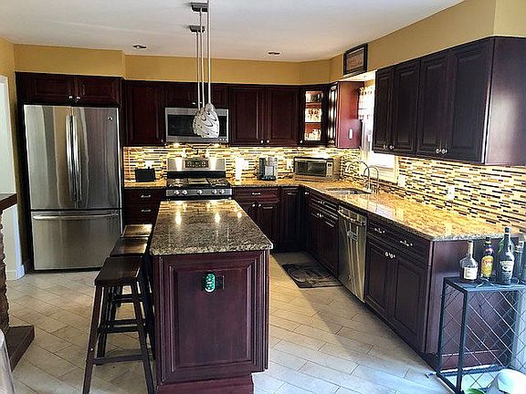 2nd image of 8 Blossom Ln