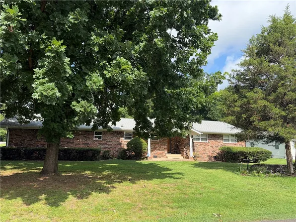 704 S Vine St, Clarksville, AR 72830