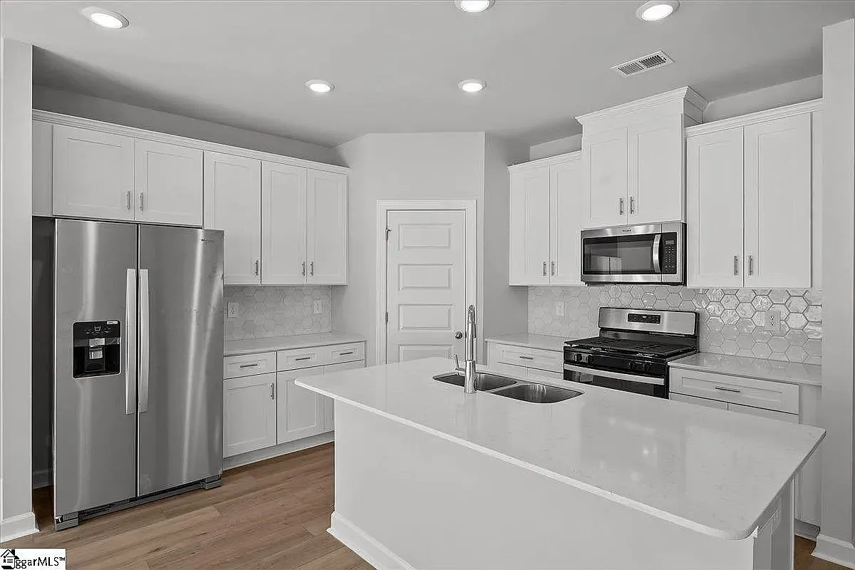 5 bed, 2674 sqft, $2,399 — Photo 3