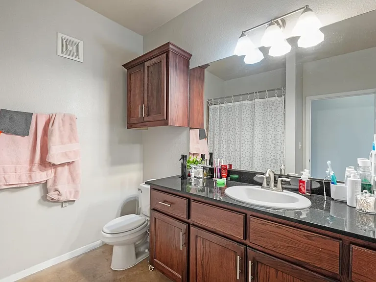 910 W 25th St #406 — Photo 13