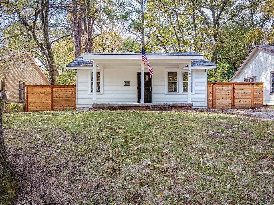 Fully Fenced, large backyard and close to the University of Memphis