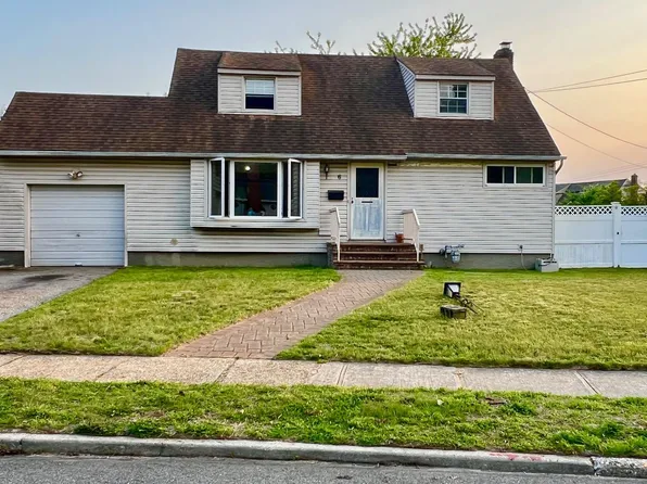 6 Maple Lane, Massapequa Park, NY 11762