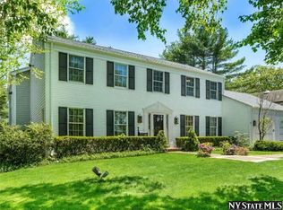 22 Shepherd Ln, Roslyn Heights, NY 11577