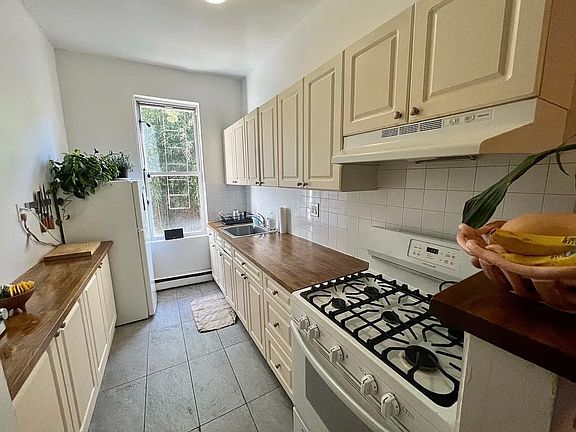 2nd image of 872 Hart St APT 1R