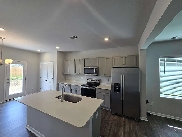 517 Sandy Hollow Dr — Photo 3