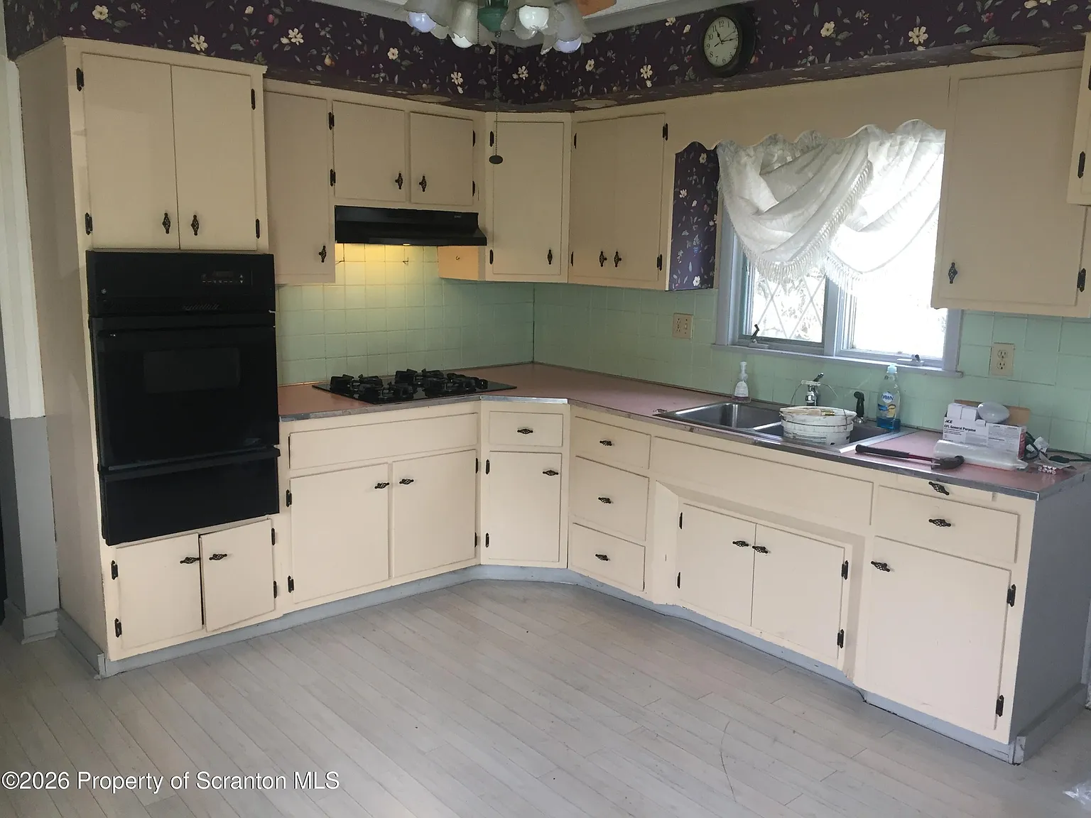 3 bed, 1.5 bath, 1656 sqft, $1,600 — Photo 4