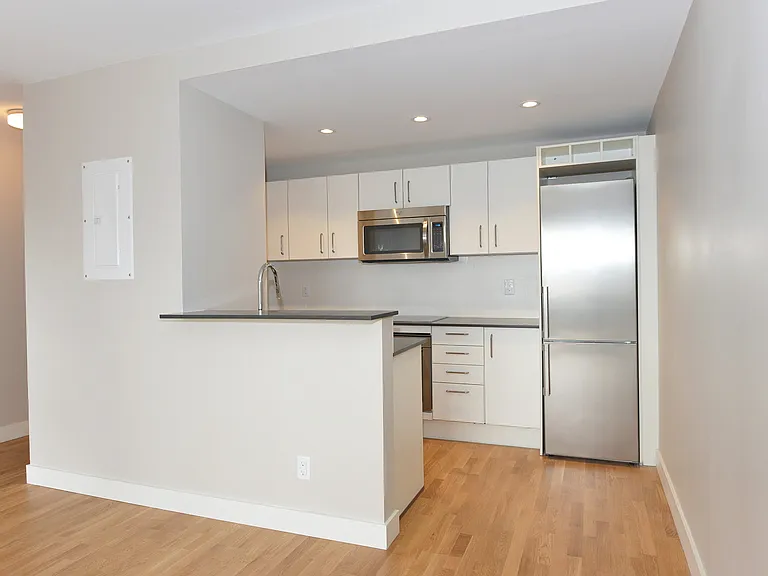 111 Lawton Blvd — Photo 16