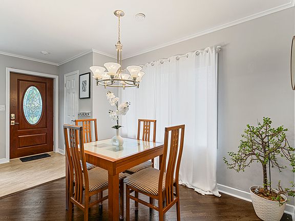 5th image of 9 N Waverly Pl