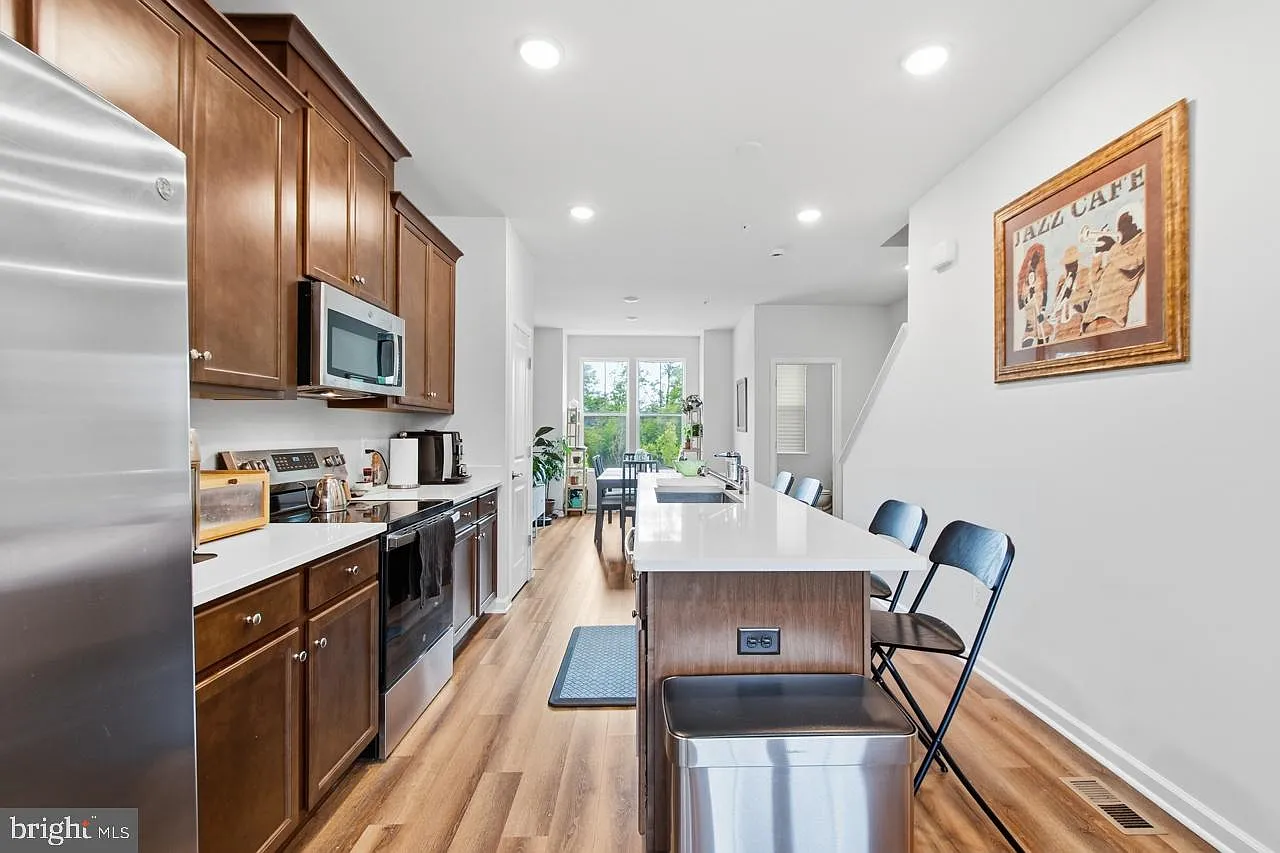 4 bed, 4.5 bath, 2320 sqft, $3,400 — Photo 3