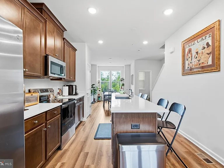 3469 Carnaby St — Photo 3