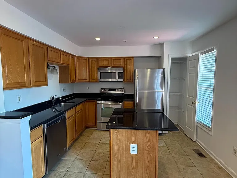 1554 Beverly Ct — Photo 13