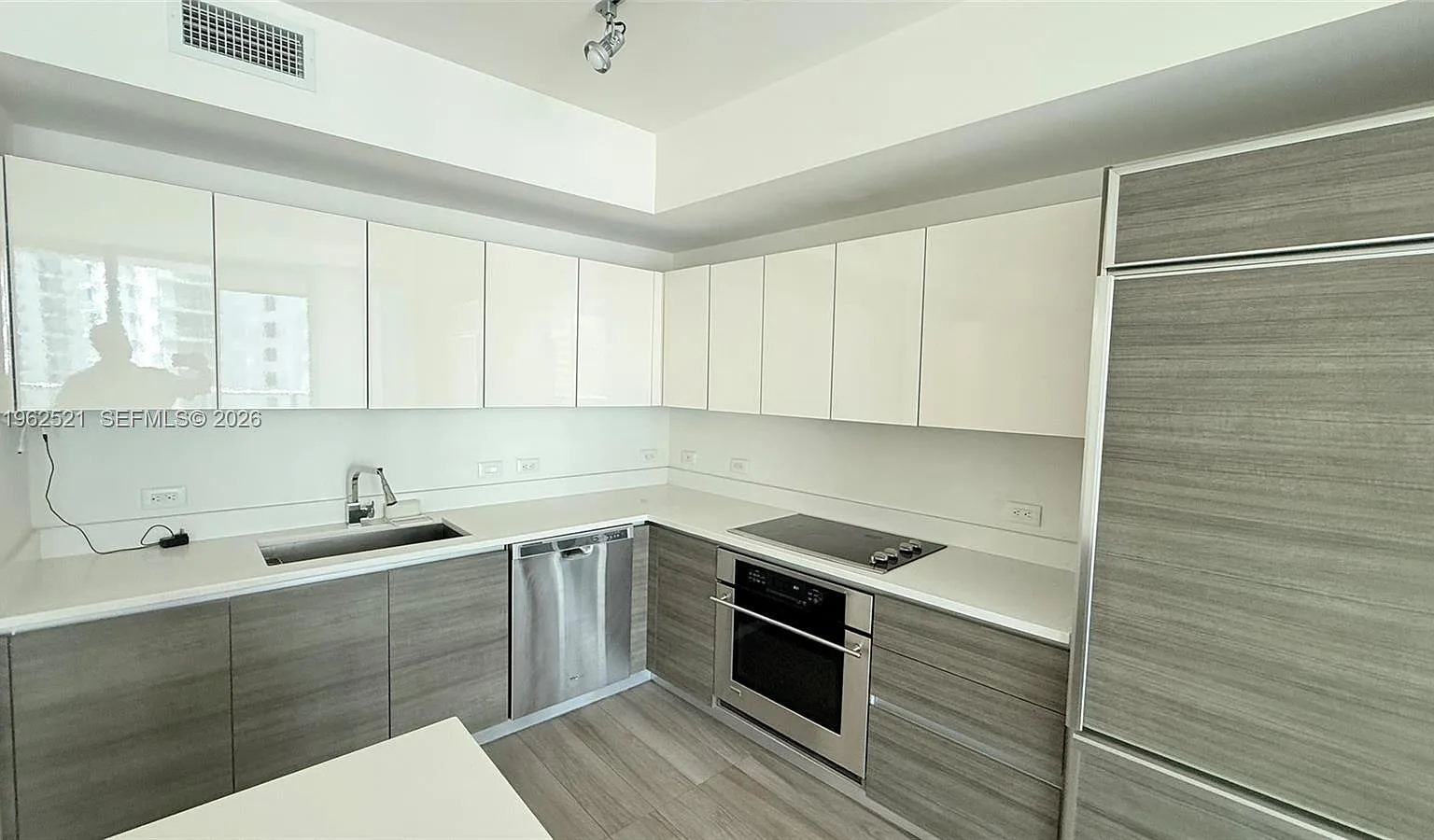 2 bed, 2.0 bath, 1165 sqft, $4,300 — Photo 3