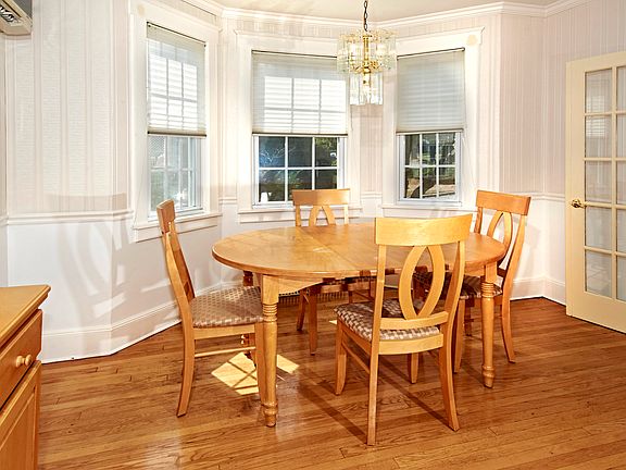5th image of 121 Hobart Ave