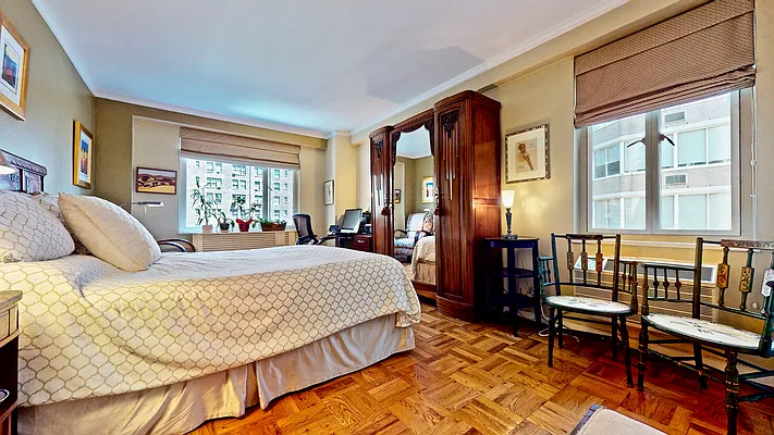 Sold by Bizzarro Agency | media 9