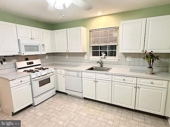 4th image of 659 Barbados Dr
