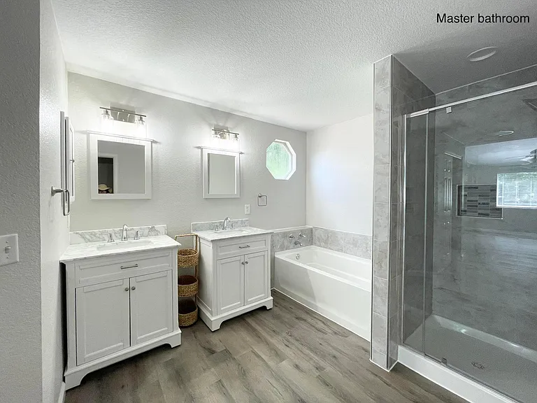 Master Bathroom (Bathroom #1)