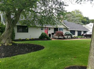 11 Deeringwood Ln, Babylon, NY 11702