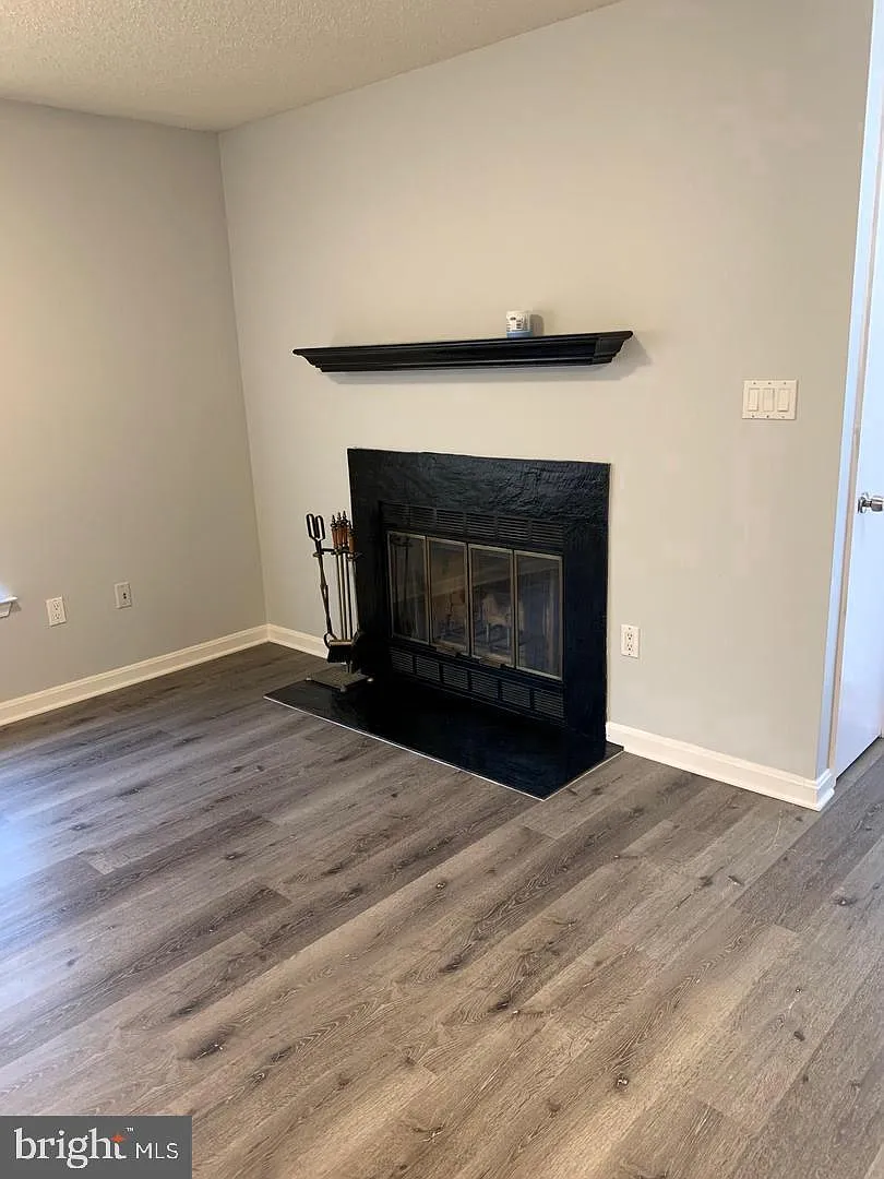 2 bed, 2.0 bath, 858 sqft, $2,350 — Photo 2