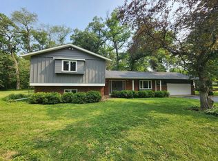 805 Hickory Rd, Woodstock, IL 60098