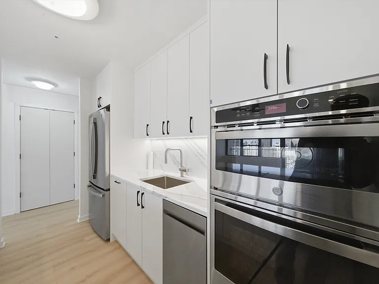1560 N Sandburg Ter #2704 — Photo 4