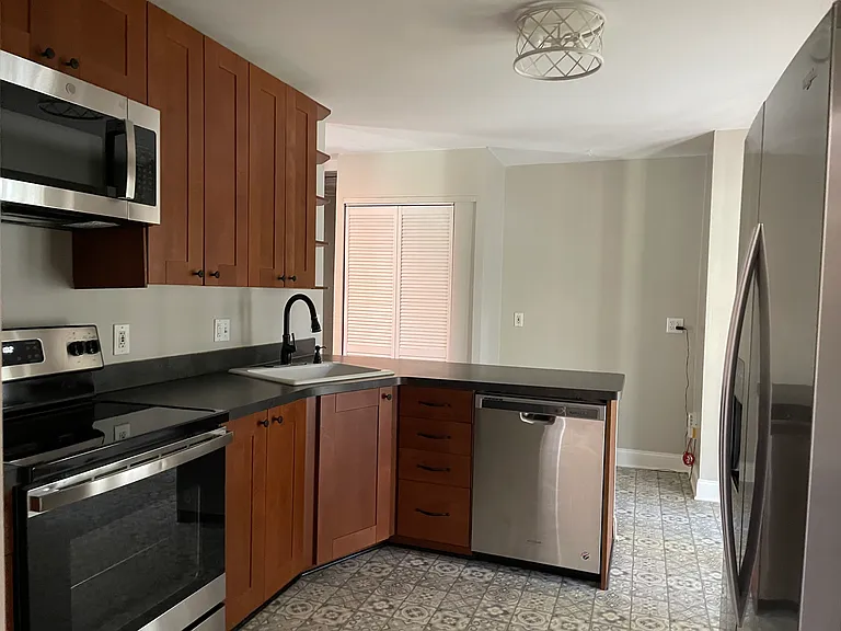 956 Seville Dr — Photo 9