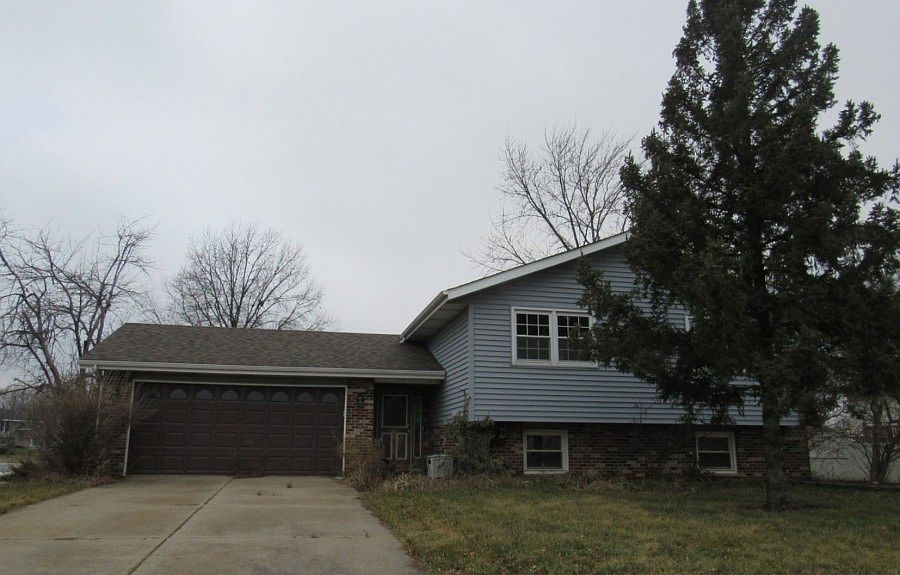 1st image of 1104 Cambridge Ln