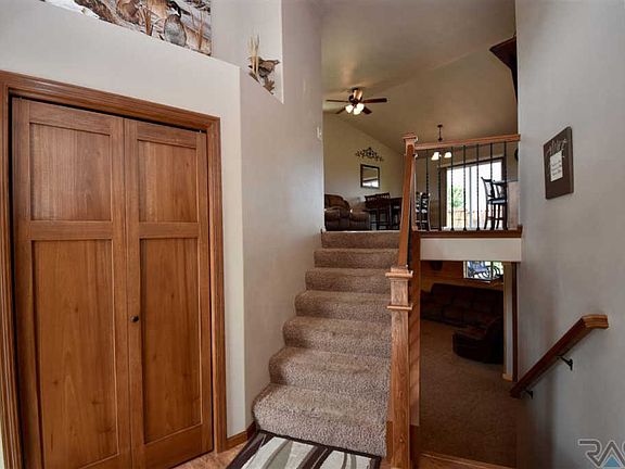 2nd image of 907 Honeysuckle Dr