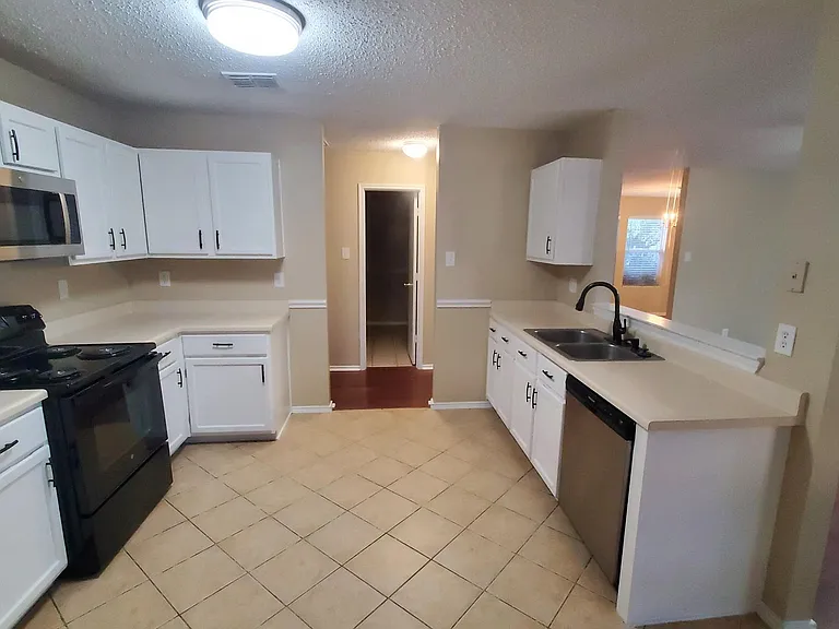 1400 Coral Reef Ln — Photo 9