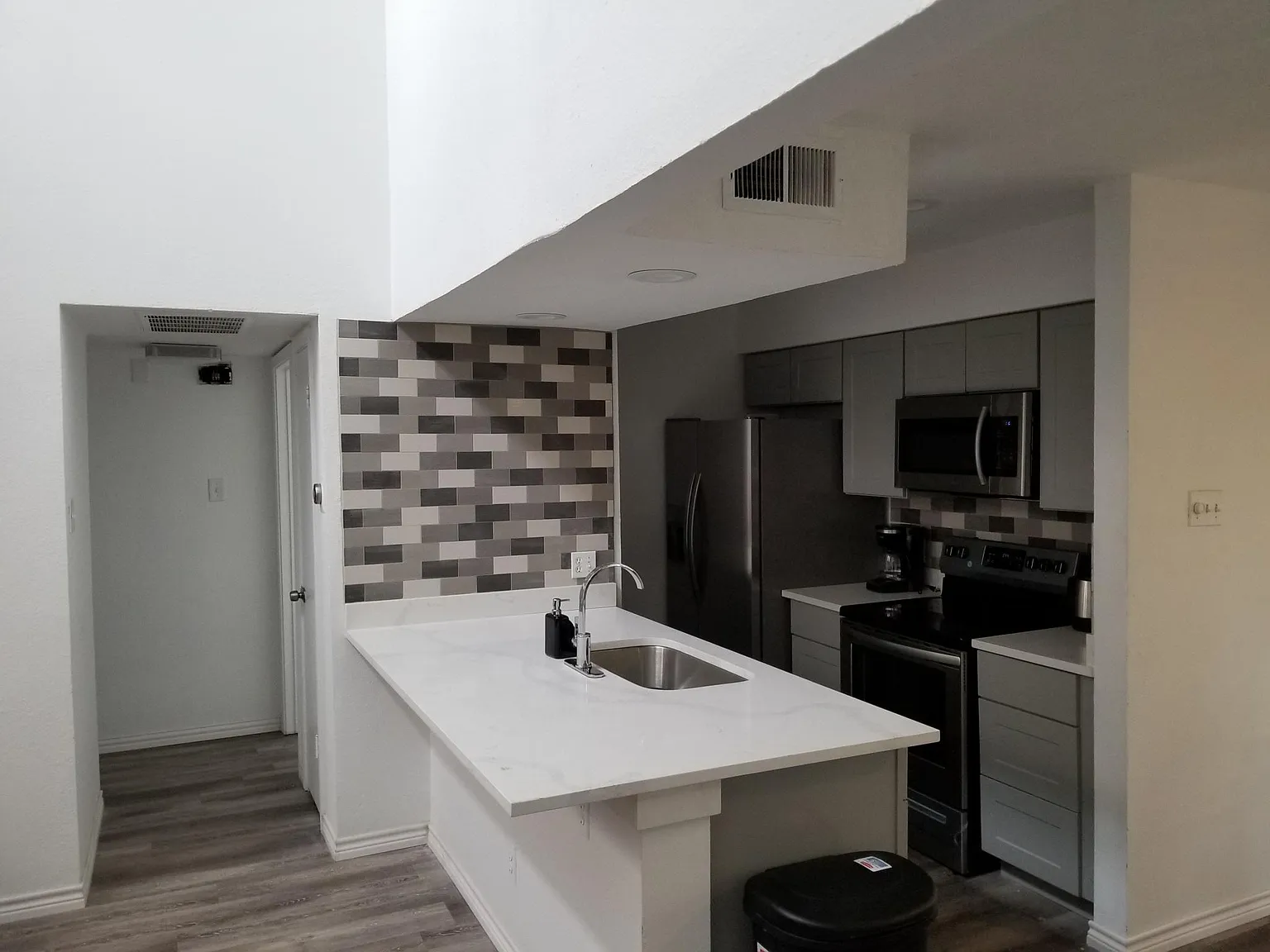 2 bed, 1017 sqft, $1,800 — Photo 2